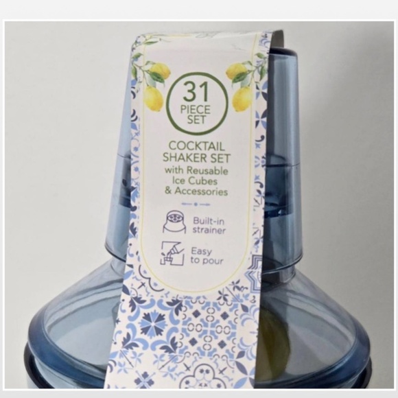 New Cocktail Shaker Set Reusable Ice Cubes Blue Plastic 31 Pieces NWT - Picture 5 of 13